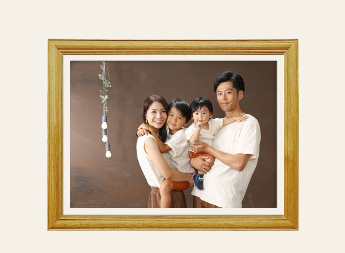 福井県越前市の写真スタジオのフレームに入れた家族写真