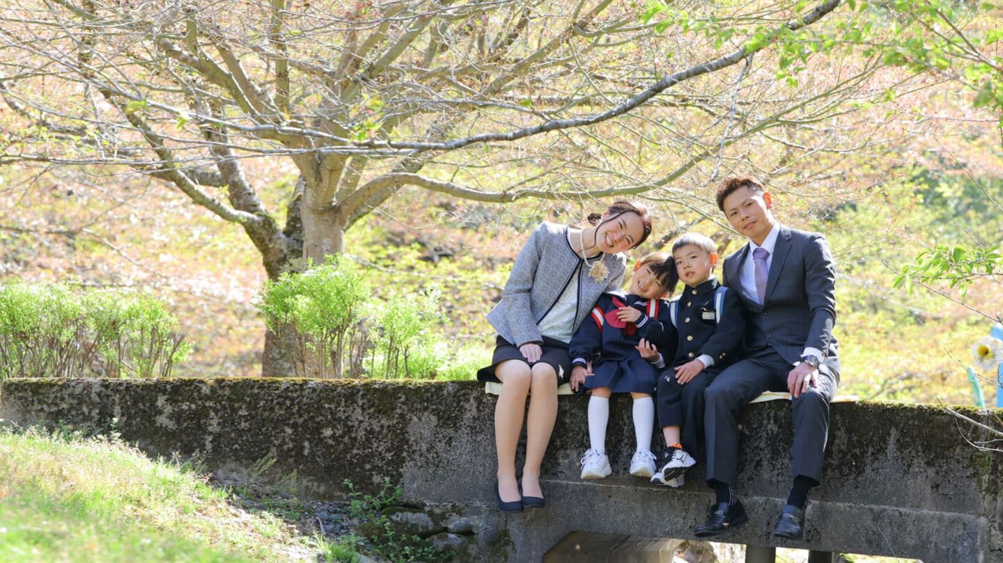 福井県越前市の公園で撮った家族での入学記念写真