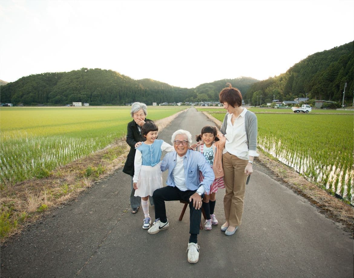 福井県鯖江市で田んぼの中で撮った家族写真