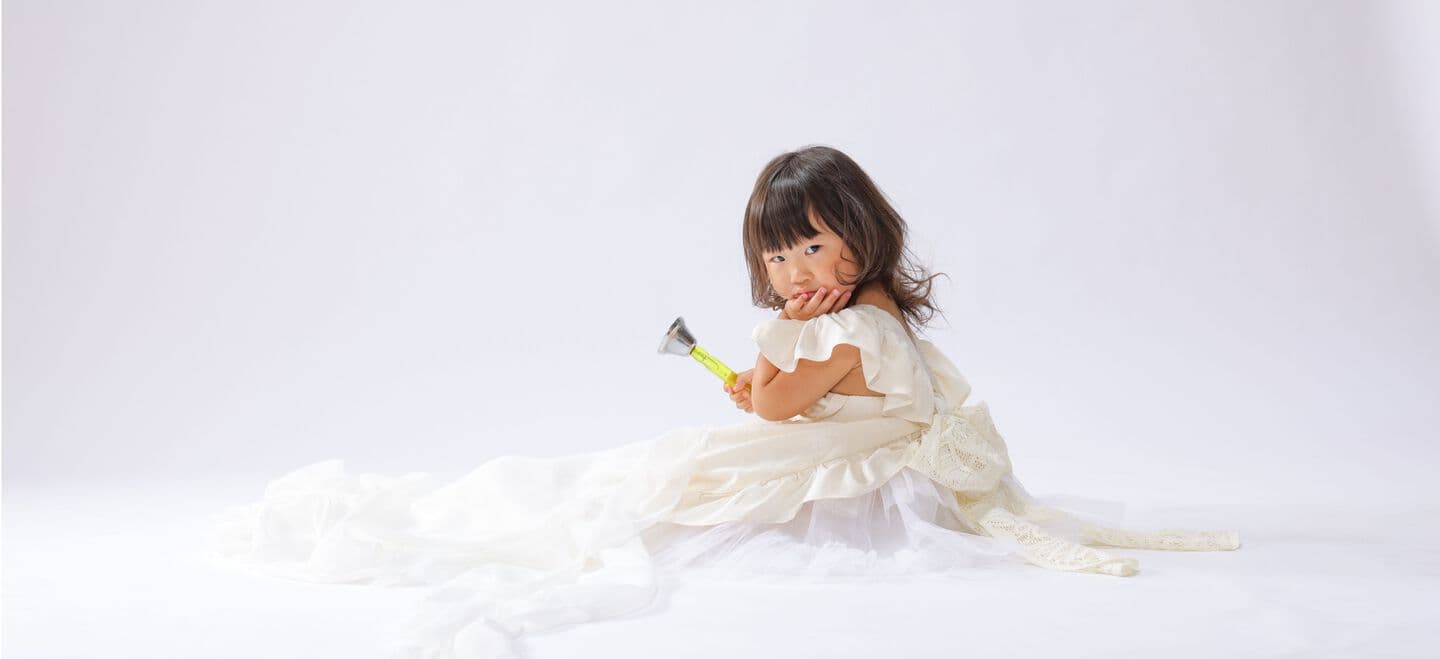 福井で白いドレスを着た3歳の女の子