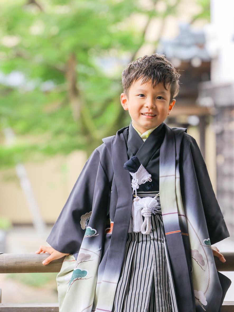 福井アオバフォトのカメラマンが撮った神社での七五三の写真