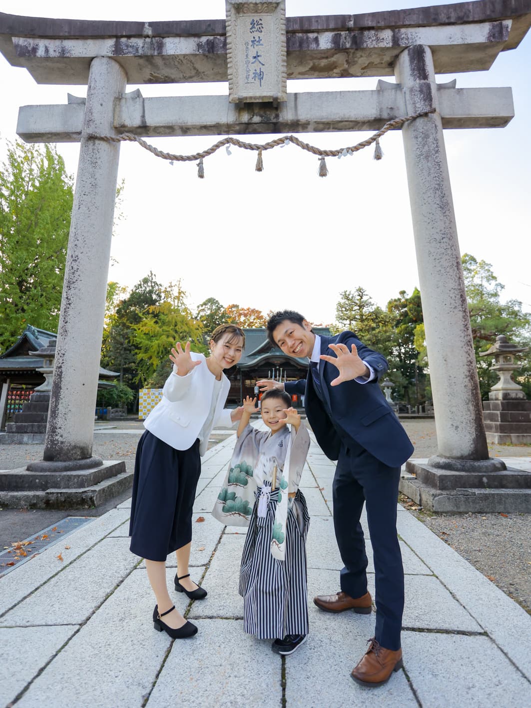 福井アオバフォトのカメラマンが撮った神社での七五三の写真