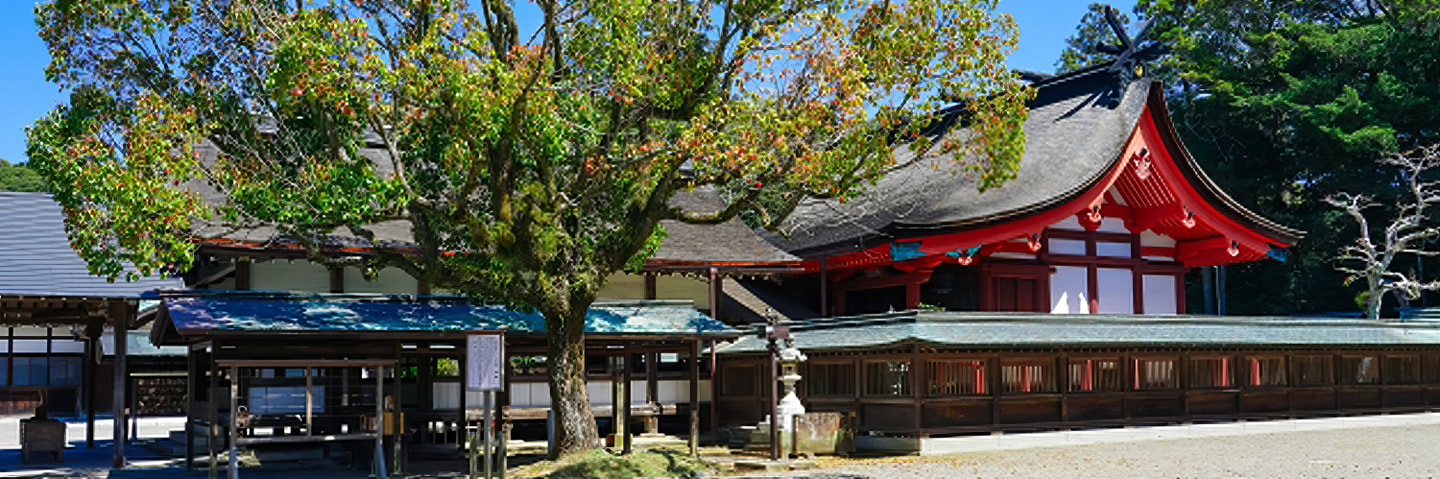 神社の赤い屋根の写真
