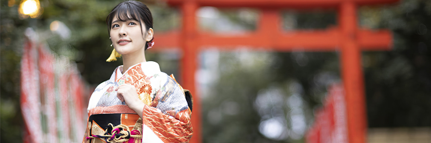 神社での振袖の女の子