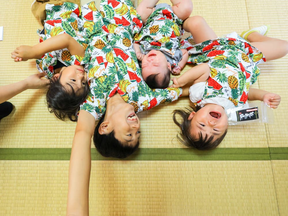 劔神社でのお宮参りの兄弟の写真
